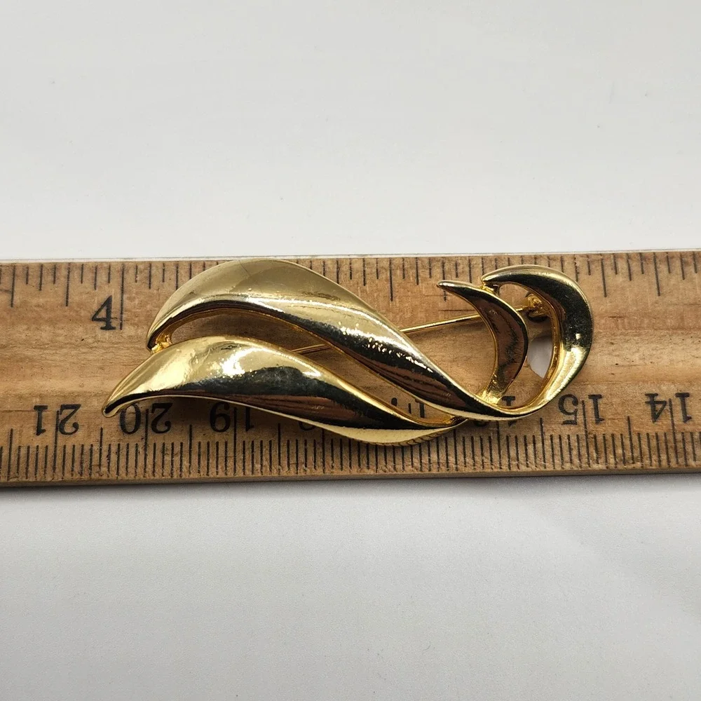 Vintage Gold‎ Tone Abstract Swirl Leaf Brooch Pin Polished Finish 2.5 Inch